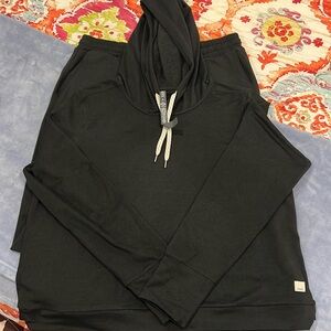 Vuori complete outfit - like new. Top XL and pant L.